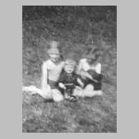 045-0020 Waltraut und Edith Kumler mit Cousine Waltraut auf der Liegewiese am Dorfteich im Jahre 1941 .jpg